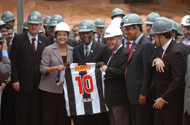 Em 2011, Pel visitou as obras de modernizao do Mineiro para a Copa do Brasil de 2014. Evento contou com a presena da presidente da Repblica Dilma Rousseff, do governador de Minas Antonio Anastasia e do prefeito de Belo Horizonte Mrcio Lacerda