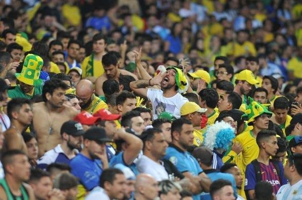 Fotos das torcidas de Brasil e Argentina, no Mineiro, no clssico vlido pela semifinal da Copa Amrica