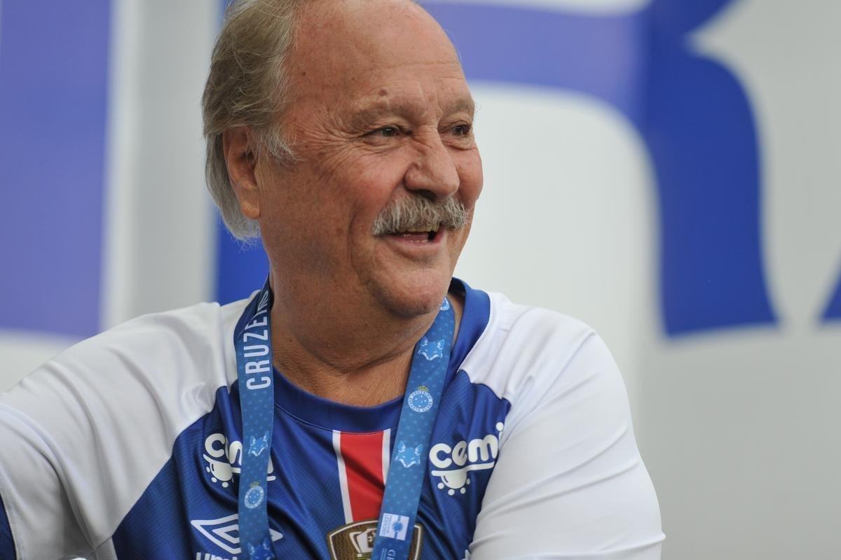 Cruzeiro estreou novo uniforme neste sbado, contra o Grmio