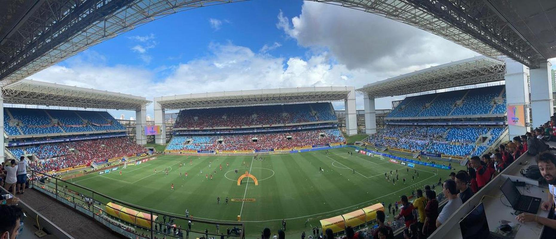 Fotos da chegada de torcedores  Arena Pantanal, em Cuiab, para a final da Supercopa do Brasil entre Atltico e Flamengo