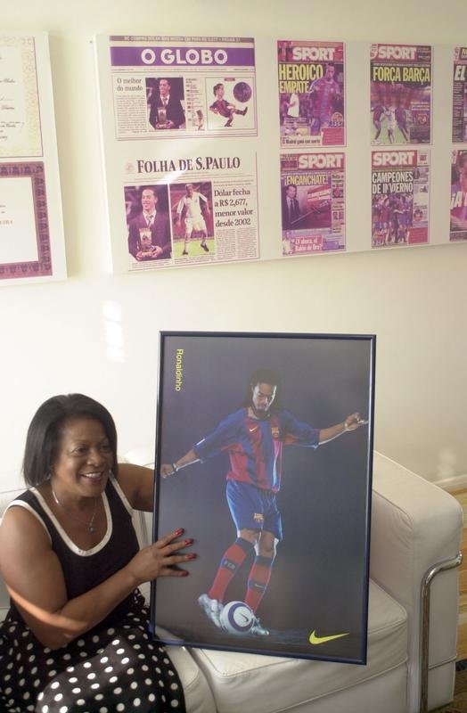 28/04/2006 - Dona Miguelina, me de Ronaldinho Gacho, concede entrevista em casa, na cidade de Porto Alegre - Foto de Ronaldo de Oliveira/CB