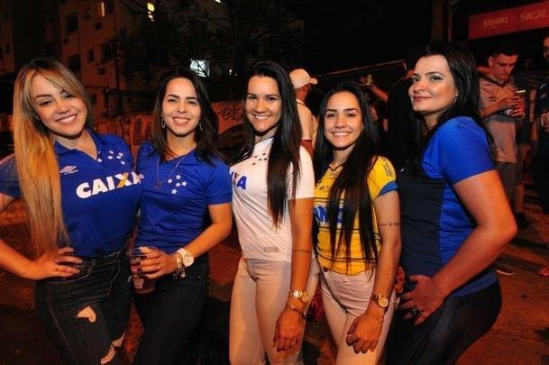 Torcedores do Cruzeiro fazem viglia de 24 horas no Mineiro para aguardar a primeira partida da final da Copa do Brasil contra o Corinthians, nesta quarta-feira, s 21h45. Evento foi divulgado na internet e reuniu dezenas de fanticos. Movimento foi lanado em 2013, antes de jogo decisivo com o Grmio, pelo Campeonato Brasileiro, e j havia se repetido em 2017 antes da deciso da Copa do Brasil.