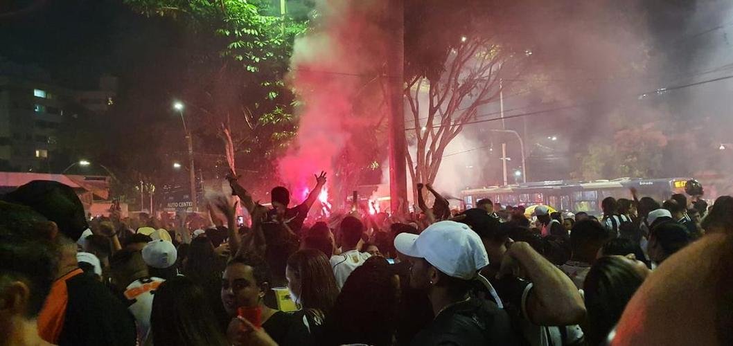 Nesta quinta-feira (2), torcedores do Atlético lotaram os bares de BH para acompanhar Bahia x Galo, jogo adiado da 32ª rodada do Campeonato Brasileiro.