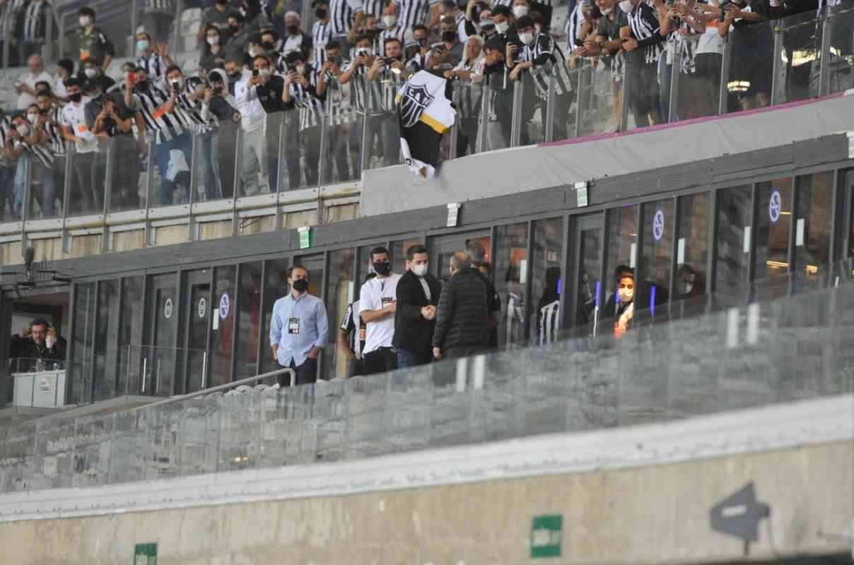 Diego Costa acompanhou o jogo no Mineiro