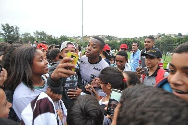 Robinho recebeu carinho de crianas do grupo Vibrante Mirim, de Ibirit-MG, que tem parceria com a PM