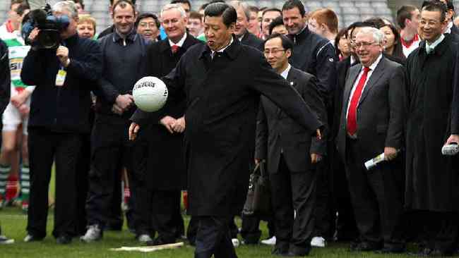 O presidente Xi Jinping  conhecido por sua paixo pelo futebol  nesta foto, ele aparece chutando a bola durante uma visita a Dublin em 2012