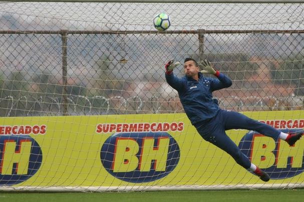 Goleiro Fbio vai a campo sob superviso de preparador Robertinho