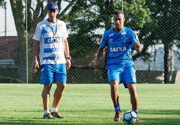 Victor Luiz, lateral-esquerdo. Foi relacionado, mas no chegou a atuar com Mano Menezes