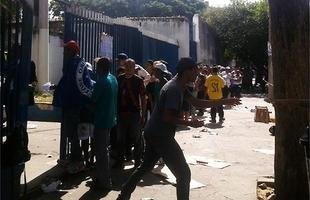 Imagens da fila de cruzeirenses por ingressos no Barro Preto