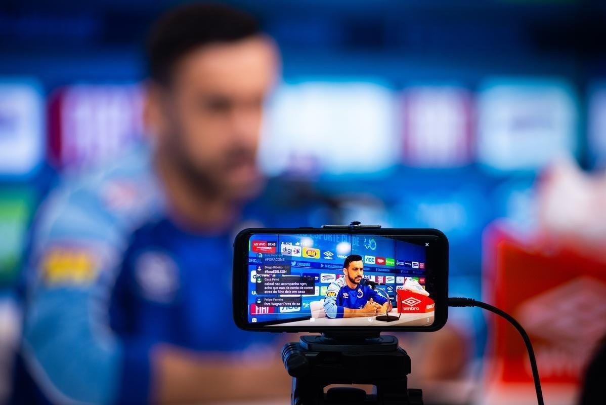 Meia Robinho concedeu entrevista coletiva na Toca da Raposa II