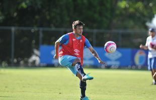 Cruzeiro se reapresentou aps estreia na Copa Libertadores e iniciou sua preparao para o clssico de domingo, s 11h, no Independncia, contra o Atltico, pela nona rodada do Mineiro. As novidades foram as presenas do atacante Sass e do zagueiro Cac, da base. Fred foi vetado devido a um estiramento na panturrilha direita. 