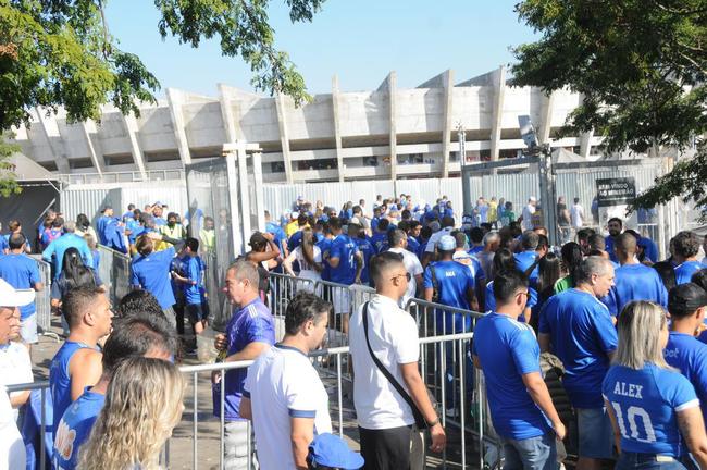 Chegada da torcida do Cruzeiro ao Mineiro para o jogo contra a Ponte Preta pela 13 rodada da Srie B do Campeonato Brasileiro. Estdio voltou a receber grande pblico