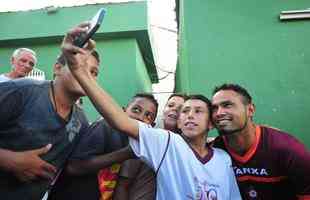 Torcedores do Boa Esporte foram na tarde desta tera-feira ao Estdio Municipal Rubro Negro para tirar selfies com o goleiro Bruno. Jogador realizou teste fsicos no local