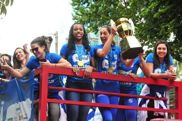 Chegada das campeãs da Superliga Feminina à sede do Minas, em Belo Horizonte. Em seguida, eles foram recepcionadas pelo presidente, por diretores e patrocinadores. Houve até brinde com champanhe