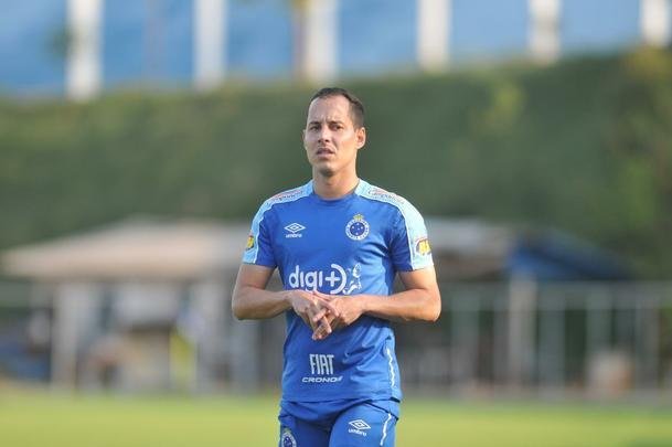 Fotos do primeiro treino de Abel Braga na Toca da Raposa II. Tcnico foi apresentado pelo Cruzeiro neste sbado e dirigir a equipe na segunda, s 20h, diante do Gois, no Serra Dourada, pela 22 rodada do Campeonato Brasileiro