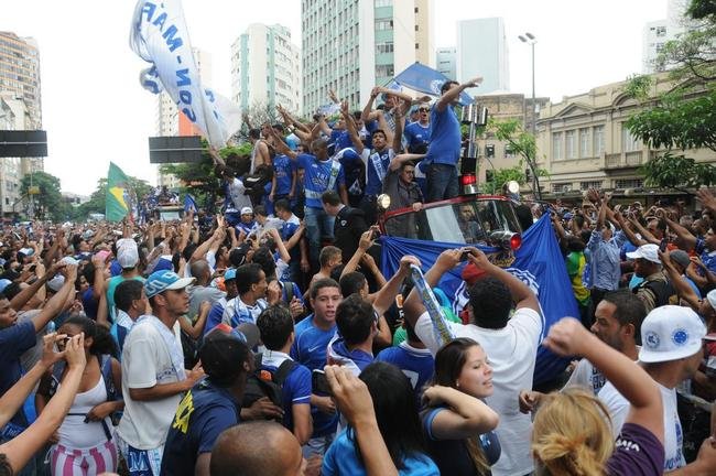 Depois de vencer o Vitria por 3 a 1 no Barrado, em Salvador, na noite de 13 de novembro de 2013, e confirmar o tricampeonato brasileiro, o Cruzeiro desembarcou em Confins numa quinta-feira e foi recebido por milhares de pessoas nas ruas de Belo Horizonte. O elenco desfilou em carro pela Avenida Antnio Carlos, pela Avenida Afonso Pena, no Centro, e foi em direo  sede do Barro Preto. Esta, sem dvida, foi a festa que envolveu o maior nmero de pessoas na capital mineira.
