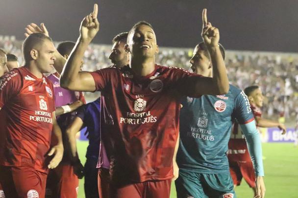 17ª rodada - 17/8
Botafogo-PB 0x1 Náutico - A classificação
No mesmo estádio e contra o mesmo adversário que havia perdido a semifinal da Copa do Nordeste meses antes, o Náutico dessa vez voltou para o Recife com um final feliz. Em um confronto direto pela classificação às quartas de final, o Timbu, que precisava apenas de um empate, fez mais. Melhor em campo, venceu o Botafogo-PB por 1 a 0, e carimbou a sua vaga com uma rodada de antecedência. Também começava a brilhar a estrela do atacante Álvaro, que marcaria o primeiro de uma série de gols decisivos.