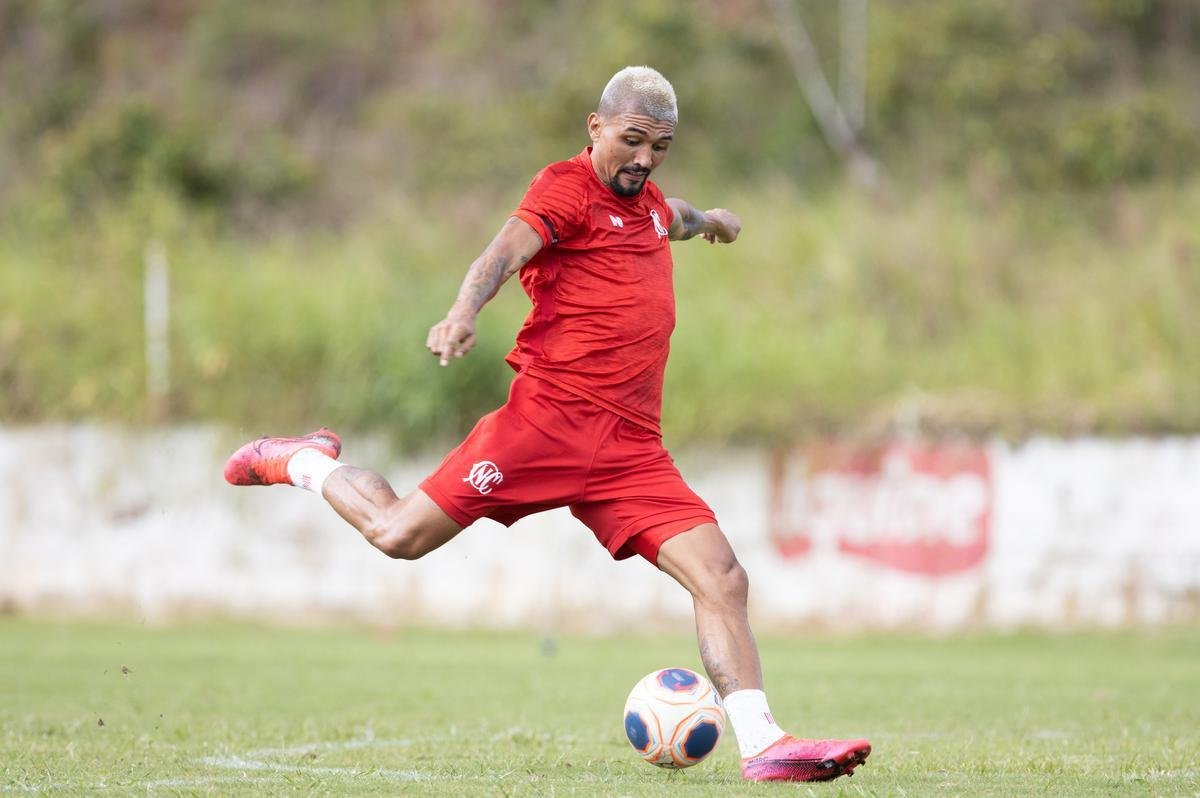 Jogadores do Náutico seguem trainando no CT Wilson Campos, sob a supervisão do técnico Gimar Dal Pozzo. Atletas e membros da comissão técnica são submetidos às medidas de saúde para evitar o contato e gerar possível foco de Covid-19.