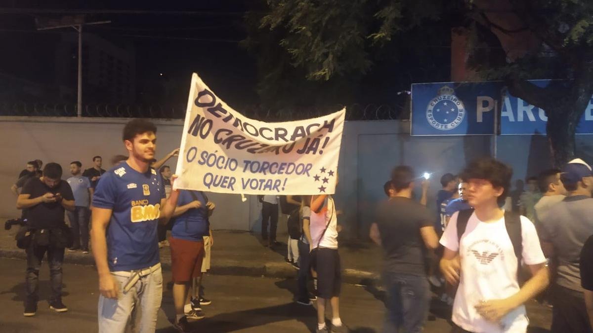 Torcedores do Cruzeiro voltam a protestar em frente  sede administrativa do clube, no Barro Preto