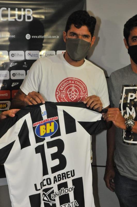 Atacante uruguaio Loco Abreu, de 44 anos, que vai defender o Athletic de So Joo del-Rei no Campeonato Mineiro 2021, chegou a Belo Horizonte nesta segunda-feira. Ele foi recebido por dirigentes do clube e disse que clube deve desfrutar a volta  elite do futebol de Minas Gerais.