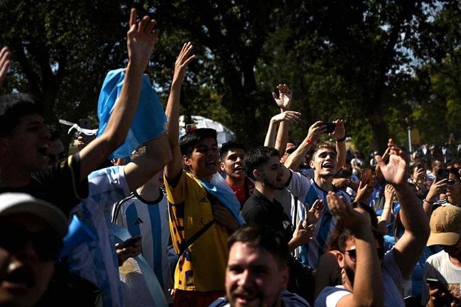 Argentinos celebram, pelas ruas de Buenos Aires, a classificao da seleo s quartas de final da Copa do Mundo do Catar. Equipe liderada por Lionel Messi venceu a Austrlia, neste sbado (3), por 2 a 1