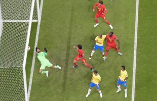 Fernandinho errou ao tentar tirar a bola em escanteio e colocou contra as prprias redes