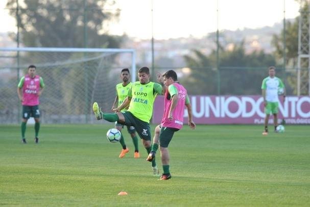 Depois de reunio com elenco e diretoria, Adilson Batista observou treino comandado por Drubscky no Amrica