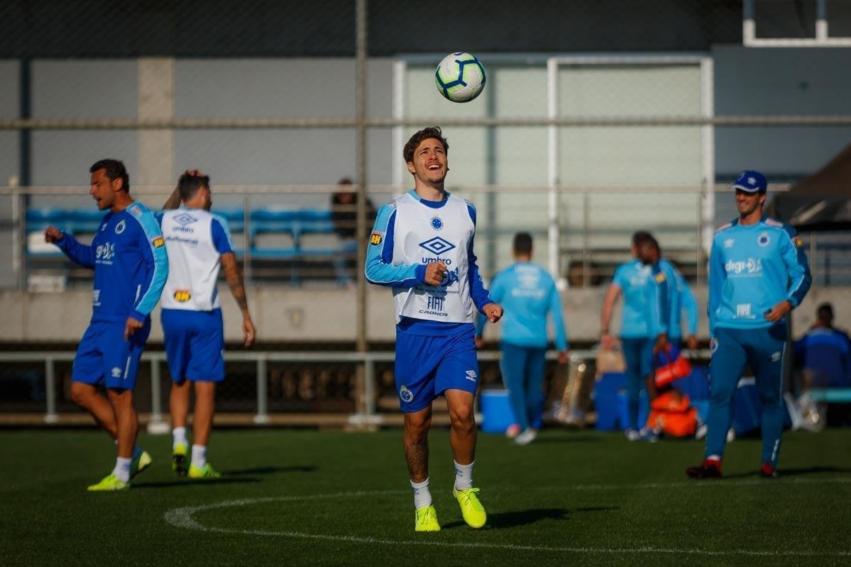 Cruzeiro treinou nesta tera-feira no CT do Grmio, em Porto Alegre, e concluiu a preparao para o duelo com o Internacional, no Beira-Rio, pela semifinal da Copa do Brasil. Time precisa de vitria por dois gols de diferena para ir  final. Se vencer por um gol de vantagem, a deciso ser nos pnaltis. Rogrio Ceni deve escalar o time com Fbio; Edilson, Ded (Fabrcio Bruno), Leo e Dod; Henrique e Robinho; Marquinhos Gabriel, Thiago Neves e David; Pedro Rocha.
