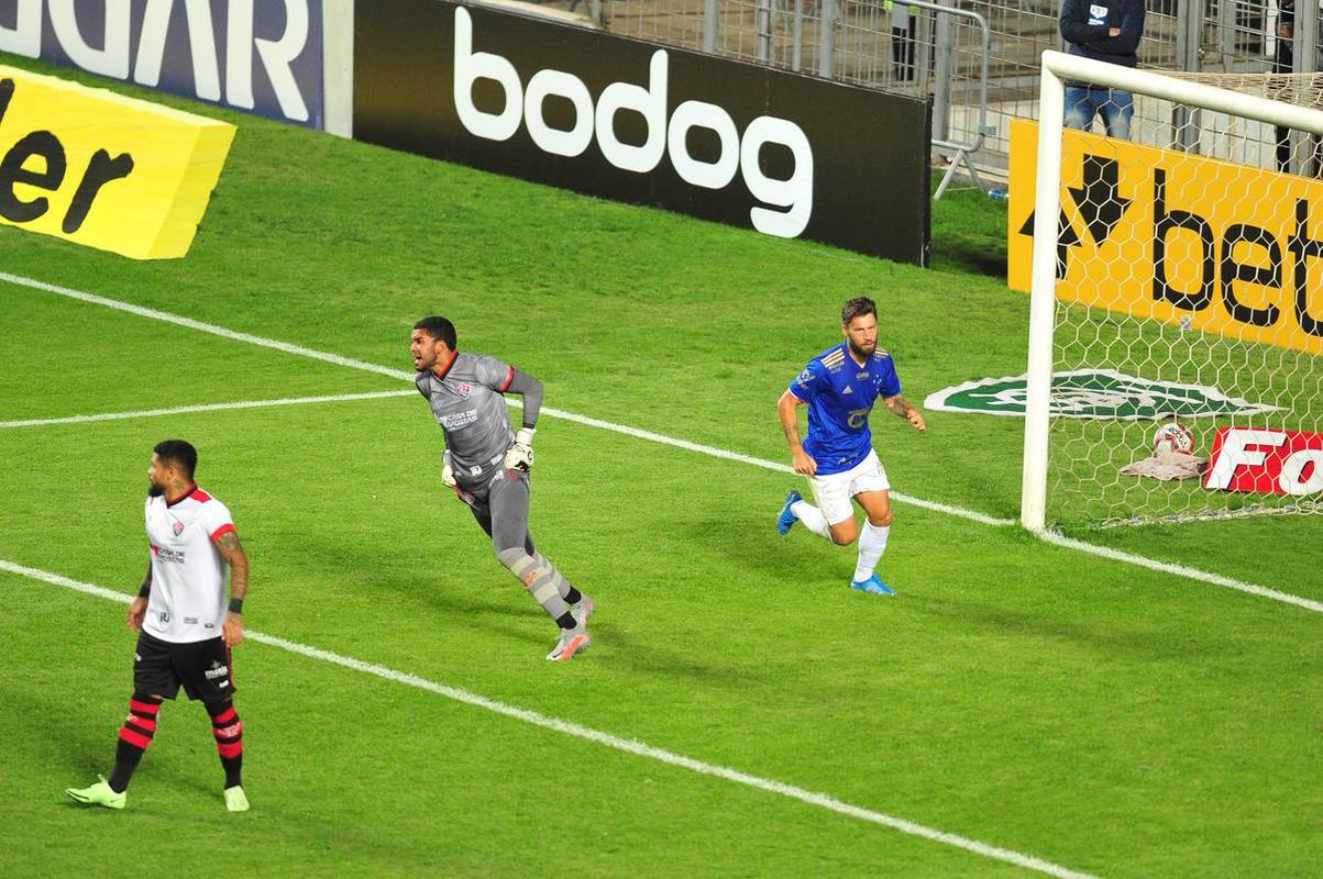 Fotos do duelo entre Cruzeiro e Vitria, no Independncia, em Belo Horizonte, pela 17 rodada da Srie B do Campeonato Brasileiro