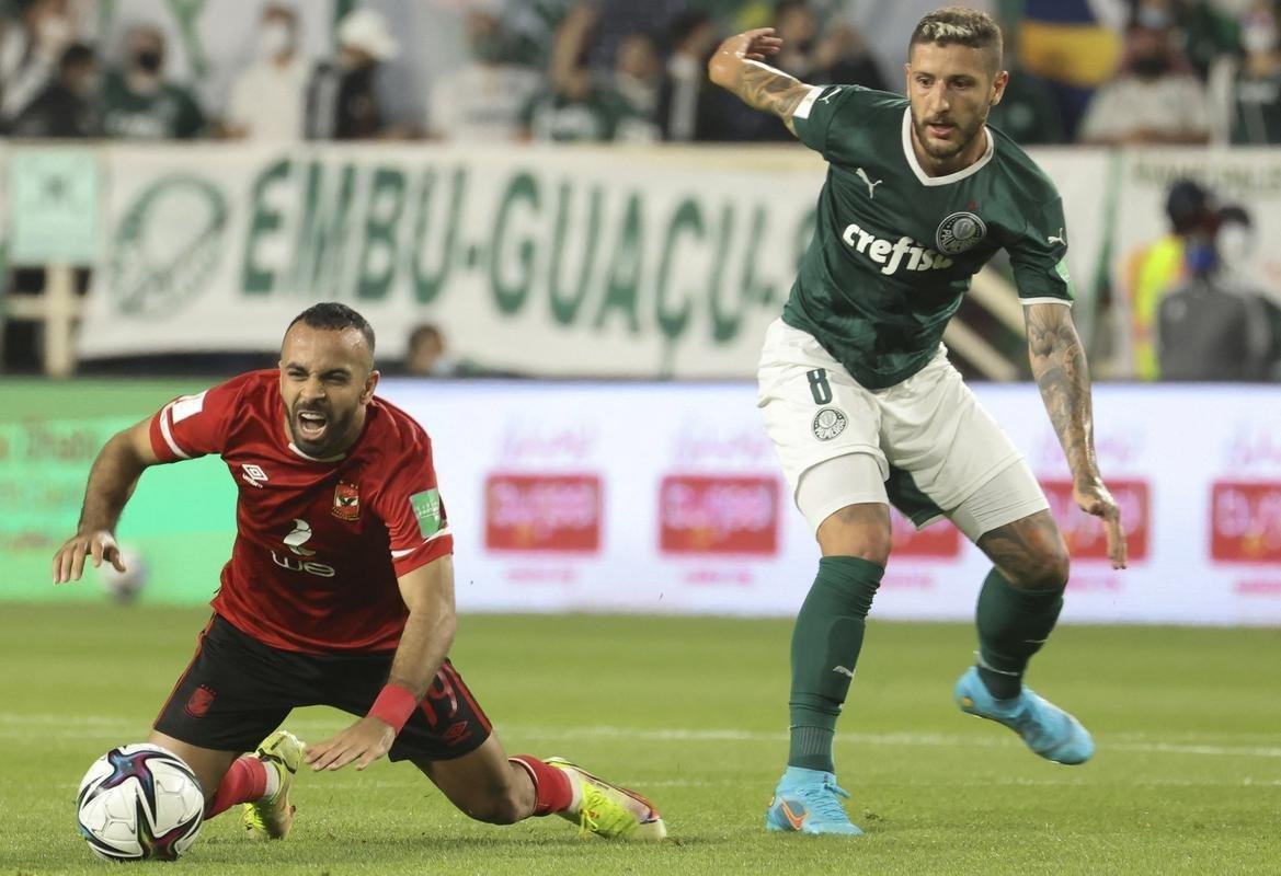 O Palmeiras derrotou, nesta tera-feira (8), o Al Ahly, do Egito, por 2 a 1, no Estdio Al Nahyan, e garantiu vaga na do Mundial de Clubes. Em Abu Dhabi, nos Emirados rabes, Raphael Veiga e Dudu deram show, cada um com um gol e uma assistncia.