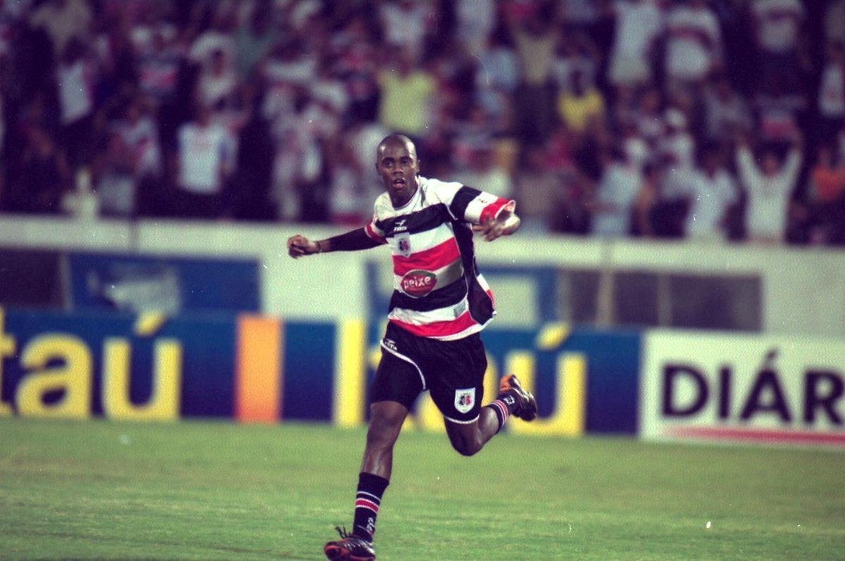 Grafite veste a camisa de Santa Cruz criada pela Finta em 2001 para o Brasileiro