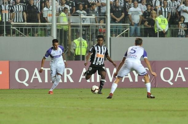 Lances do primeiro tempo do duelo entre Atltico e Defensor, pela terceira fase da Copa Libertadores