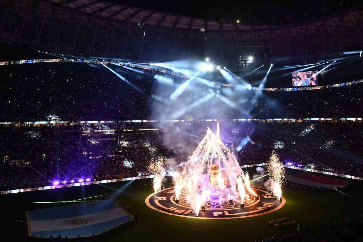 Entrada de Argentina e Frana no campo do Estdio Icnico de Lusail para a final da Copa do Mundo foi um espetculo  parte. Veja fotos do show de fogos, de luzes e da execuo dos hinos nacionais dos dois pases