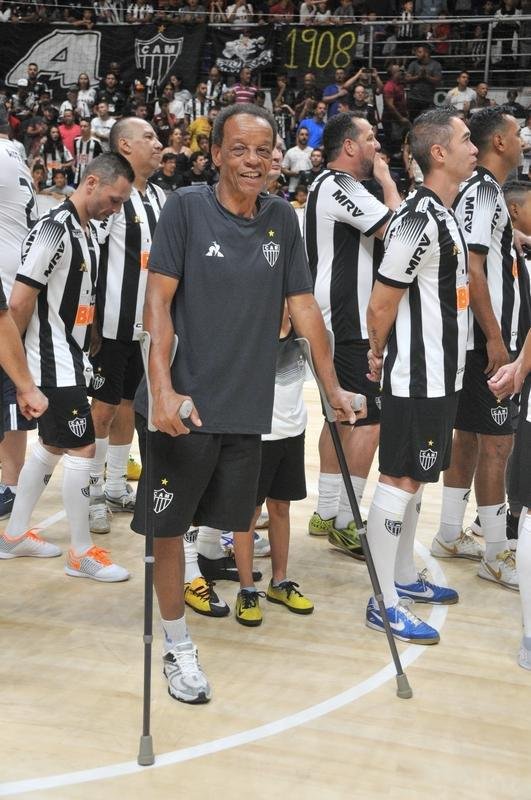Jogo festivo e solidrio reuniu craques do futsal mineiro em BH
