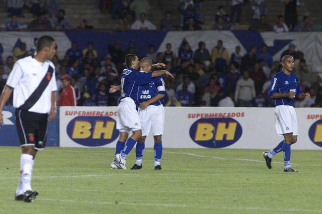 2003 - Em 2003, ano do tetracampeonato, o Cruzeiro enfrentou o Vasco nas quartas de final. No Mineiro, a Raposa venceu por 2 a 1. No Maracan, empate por 1 a 1 e classificao garantida.