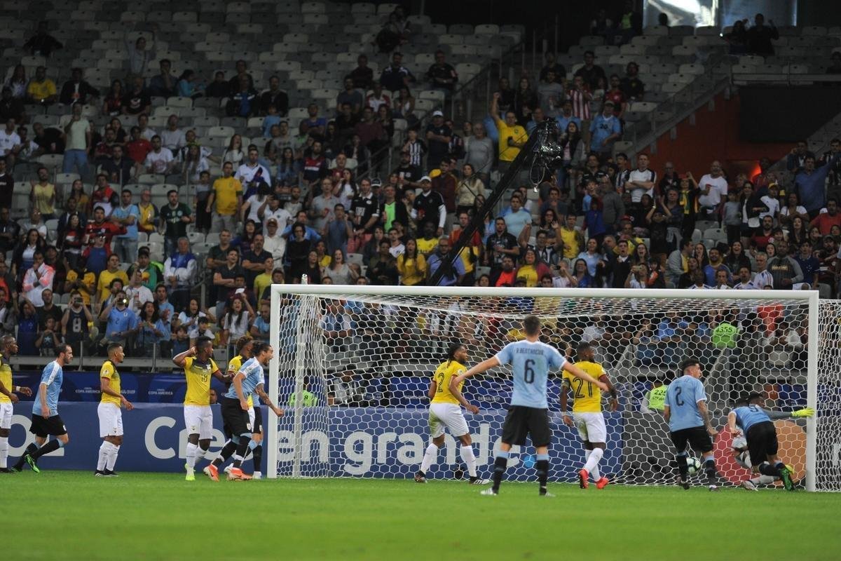 Fotos de Uruguai x Equador, no Mineiro