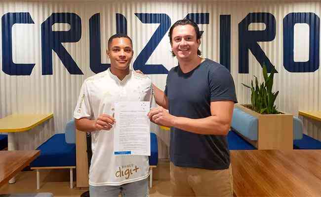 Vitor Roque assinou primeiro contrato profissional com o Cruzeiro em maio de 2021