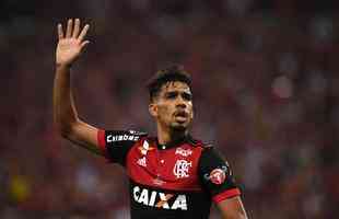 No primeiro tempo, Paquet abriu o placar para o Flamengo; Barco empatou para o Independiente, de pnalti