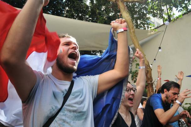 Franceses foram  loucura, em BH, com bicampeonato mundial da seleo na Rssia