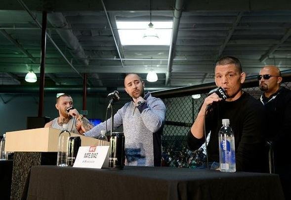 Com presença de imprensa e fãs, Conor McGregor e Nate Diaz participam de conferência em Los Angeles e esquentam clima para duelo no UFC 196