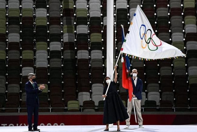T�quio passa o bast�o a Paris, pr�xima sede dos Jogos Ol�mpicos. Na foto, o presidente do COI, Thomas Bach, e a prefeita da capital francesa, Anne Hidalgo 