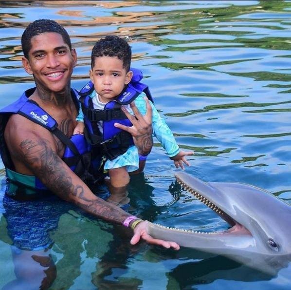 O atacante Raniel nada com o filho junto dos golfinhos