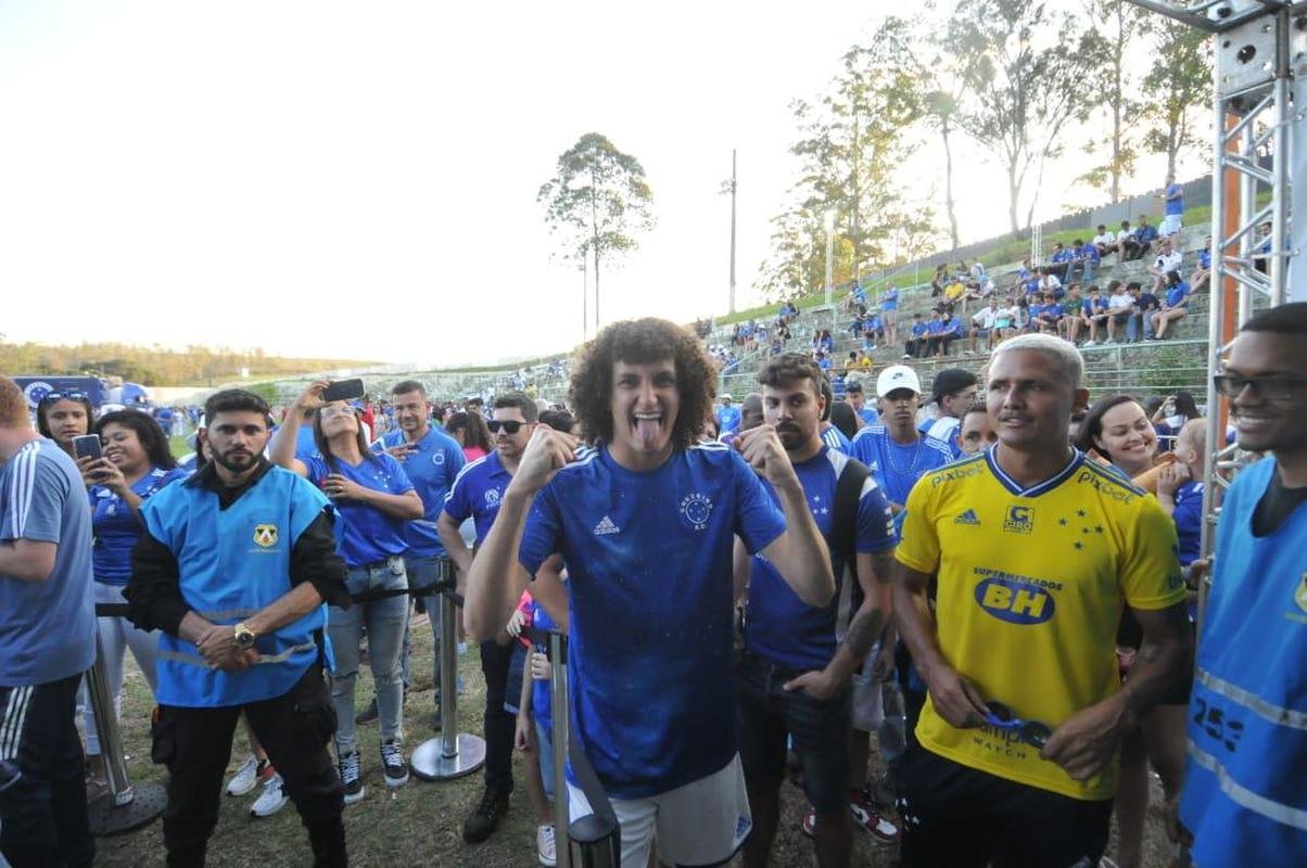 Caravana do Cruzeiro em Conselheiro Lafaiete, com a presena de Ronaldo Fenmeno. Milhares de torcedores cruzeirenses compareceram ao Parque de Exposies Tancredo Neves para prestigiar o evento oficial do clube