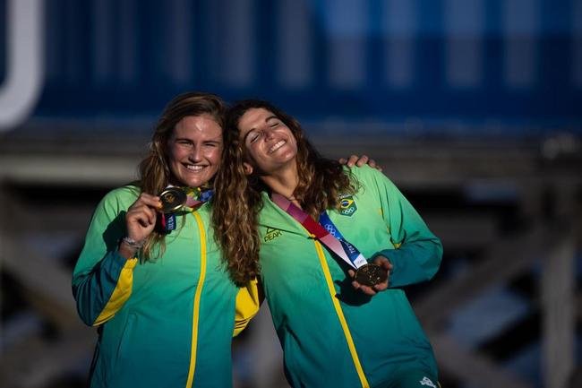 Martine Grael e Kahena Kunze conquistaram a medalha de ouro na classe 49er FX da vela feminina