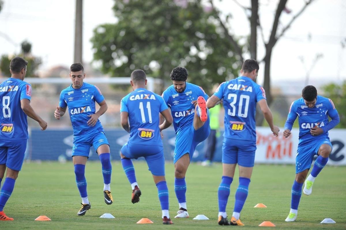 Jogadores do Cruzeiro trabalharam em tom descontrado na Toca da Raposa antes de final com Flamengo