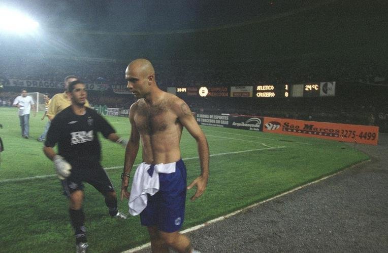 Ttulo mineiro do Cruzeiro de 2004 ficou marcado por briga entre Cris e Eduardo, do Atltico