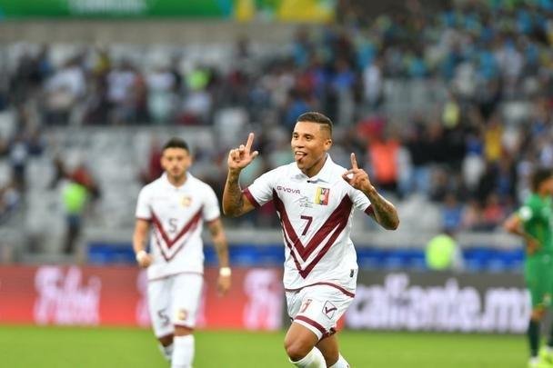 Imagens da partida entre Bolvia e Venezuela