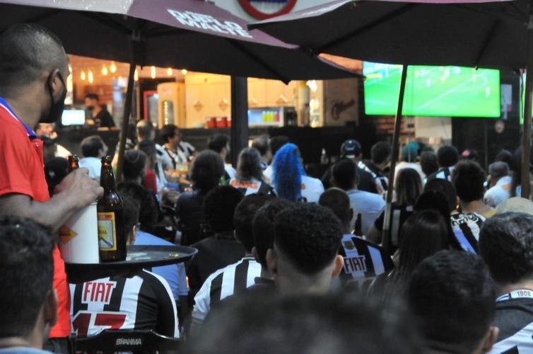 Nesta quinta-feira (2), torcedores do Atlético lotaram os bares de BH para acompanhar Bahia x Galo, jogo adiado da 32ª rodada do Campeonato Brasileiro. Na imagem, bares na região da Savassi.