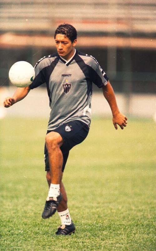 Carlos Galvn - Depois da sada de Ortiz, o Atltico passou mais de 20 anos sem contratar jogadores argentinos. Em 1998, o clube contratou Carlos Galvn, zagueiro que permaneceu no clube at o ano seguinte. O defensor atuou 57 vezes, marcou trs gols e conquistou o Campeonato Mineiro de 1999. Integrou tambm o time vice-campeo do Campeonato Brasileiro naquela temporada.
