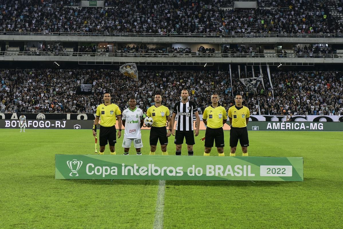 Fotos da partida entre Botafogo e Amrica, pelo duelo de volta das oitavas de final da Copa do Brasil. Jogo foi realizado nesta quinta-feira (14), no estdio Nilton Santos, na cidade do Rio de Janeiro.